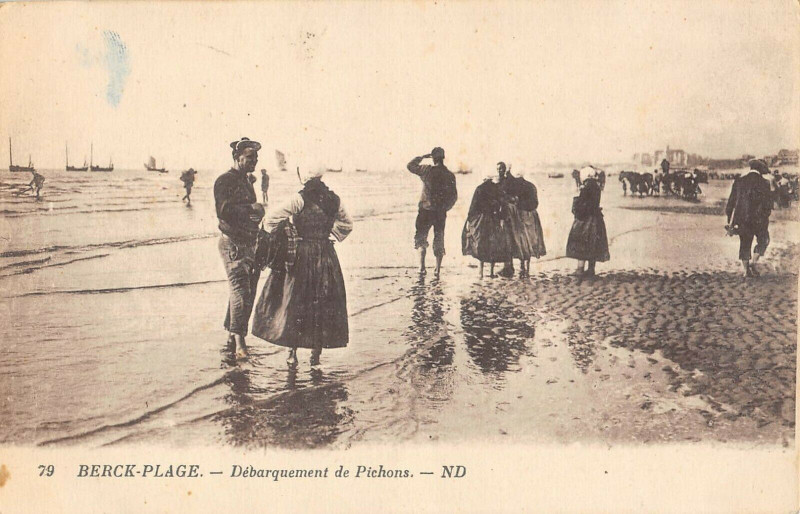 Carte postale ancienne Berck Plage Debarquement De Pichons à Berck