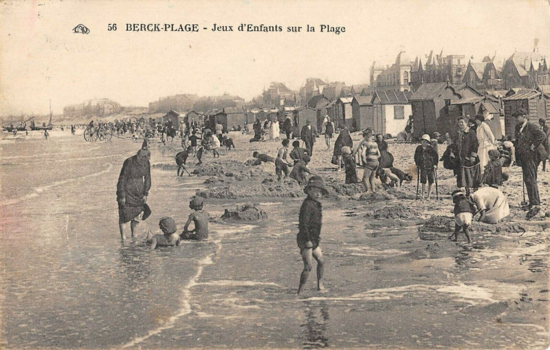 Carte postale ancienne Berck Plage Jeux D'Enfants Sur La Plage à Berck