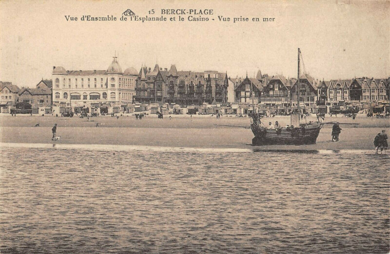 Carte postale ancienne Berck Plage Vue D'Emsemble De L'Esplanade Et Du Casino à Berck