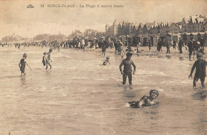 Carte postale ancienne Berck Plage La Plage A Maree Haute à Berck