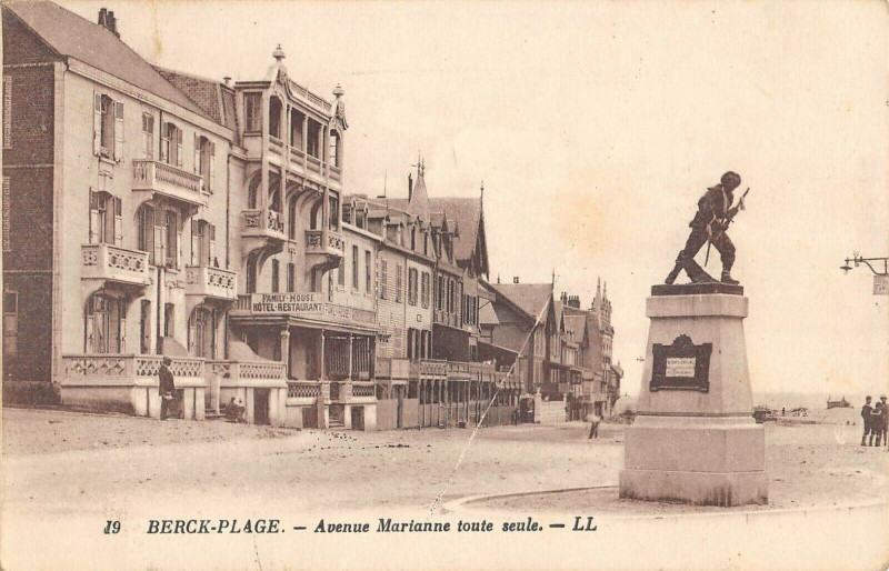 Carte postale ancienne Berck Plage Avenue Marianne Toute Seule à Berck
