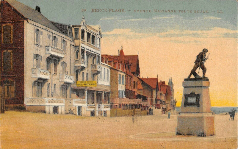 Carte postale ancienne Berck Plage Avenue Marianne Toute Seule à Berck