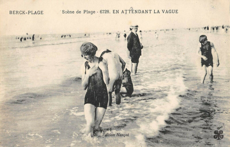 Carte postale ancienne Berck Plage Scene De Plage En Attendant La Vague à Berck