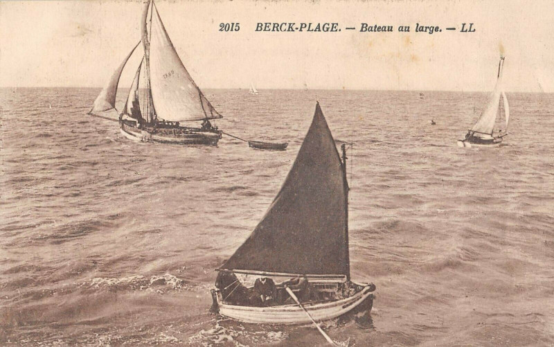 Carte postale ancienne Berck Plage Bateau Au Large à Berck