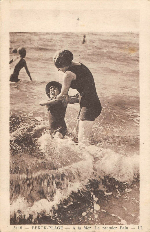 Carte postale ancienne Berck Plage A La Mer Le Premier Bain à Berck