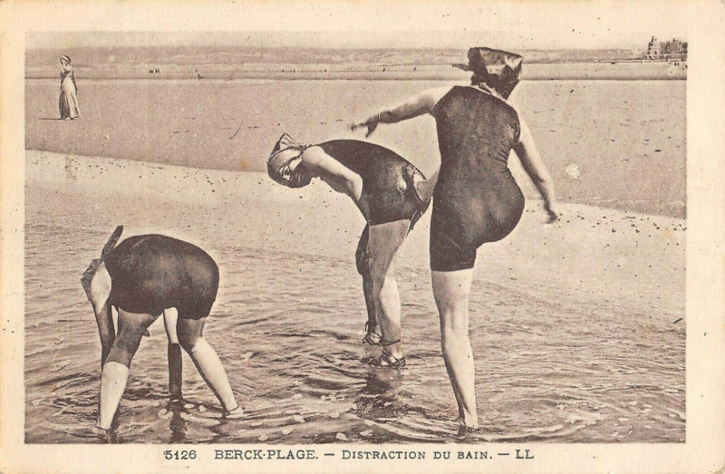 Carte postale ancienne Berck Plage Distraction Du Bain à Berck