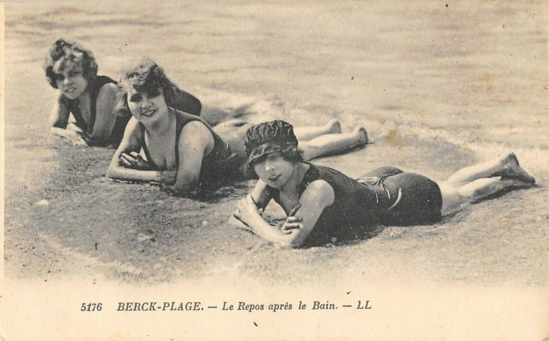Carte postale ancienne Berck Plage Le Repos Apres Le Bain à Berck
