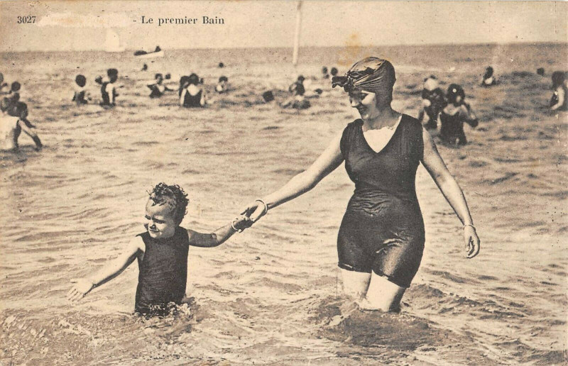 Carte postale ancienne Berck Plage Le Premier Bain à Berck