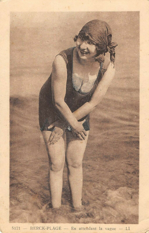 Carte postale ancienne Berck Plage En Attendant La Vague à Berck