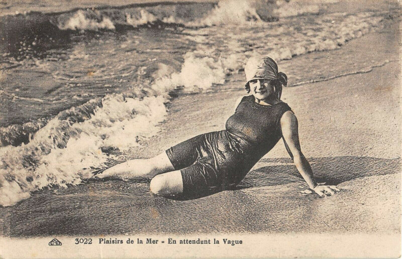 Carte postale ancienne Berck Plage Plaisirs De La Mer En Attendant La Vague à Berck