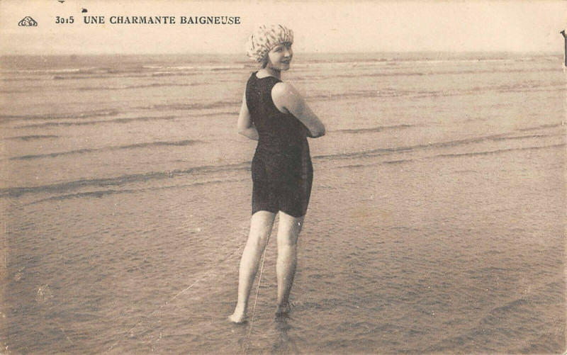 Carte postale ancienne Berck Plage Une Charmante Baigneuse à Berck
