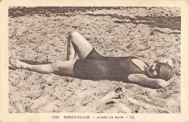 Carte postale ancienne Berck Plage Apres Le Bain Baigneuse à Berck