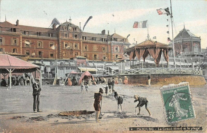 Carte postale ancienne Cabourg Le Grand Hotel Et La Plage à Cabourg