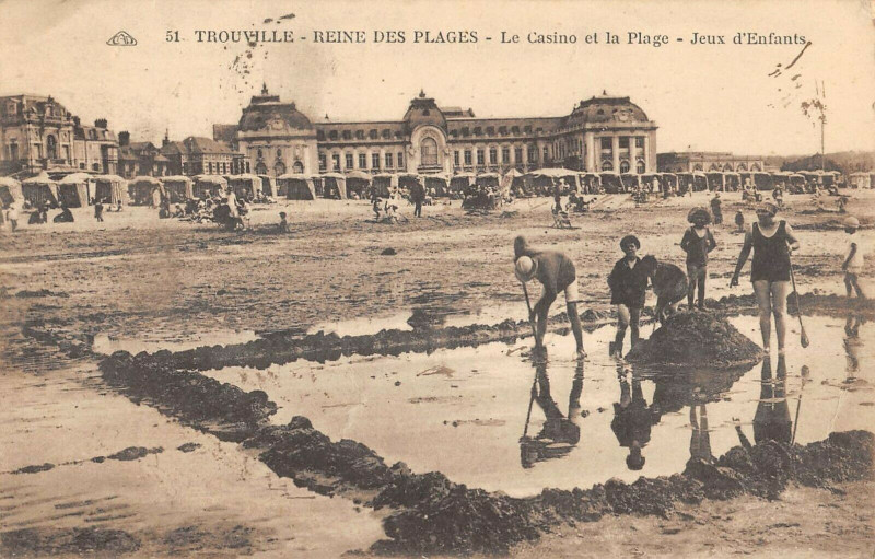 Carte postale ancienne Trouville Le Casino Et La Plage Jeux D'Enfants