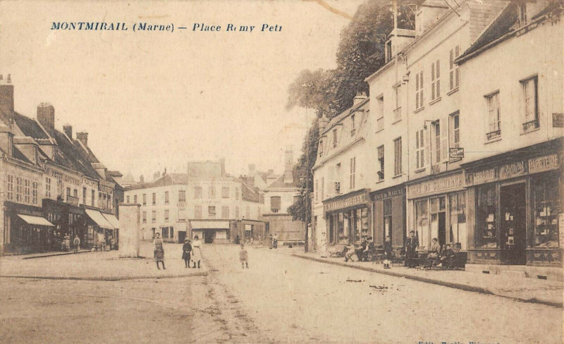 Carte postale ancienne Montmirail Place Remy Petit à Montmirail