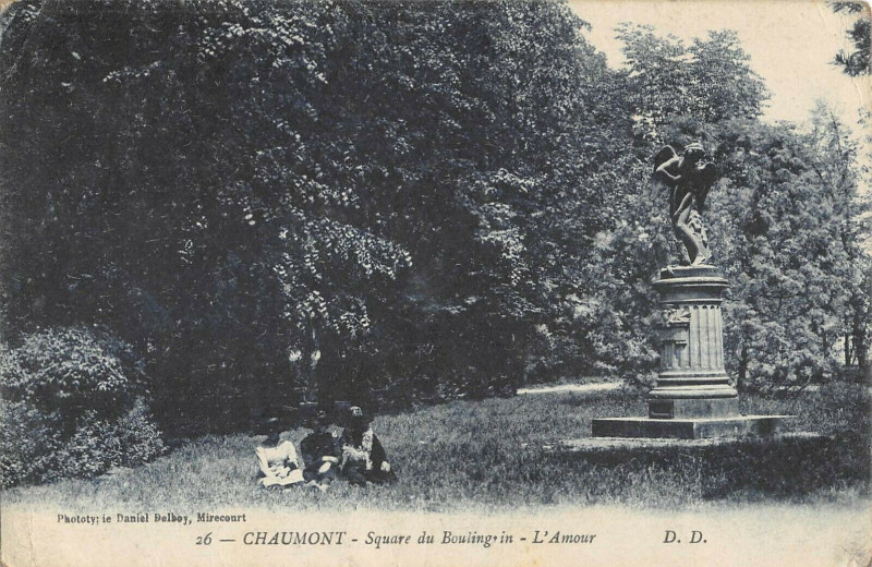 Carte postale ancienne Chaumont Square Du Boulingrin L'Amour à Chaumont