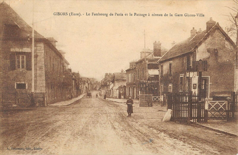 Carte postale ancienne Le Faubourg de Paris et le Passage à niveau de la Gare Gisors-Ville à Gisors