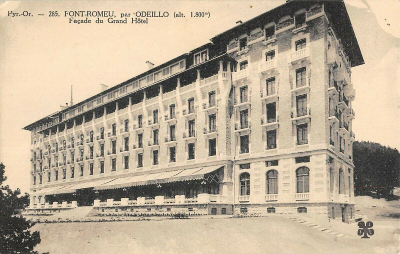 Carte postale ancienne Font Romeu Par Odeillo Facade Du Grand Hotel à Llo