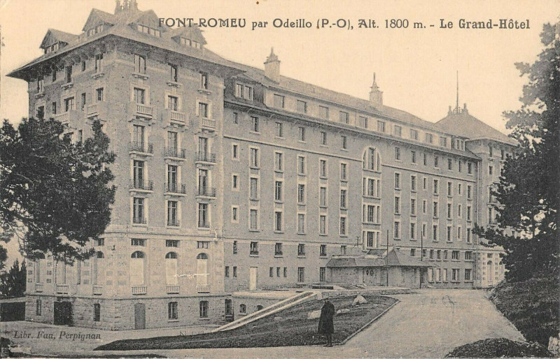Carte postale ancienne Font Romeu Par Odeillo Le Grand Hotel à Llo