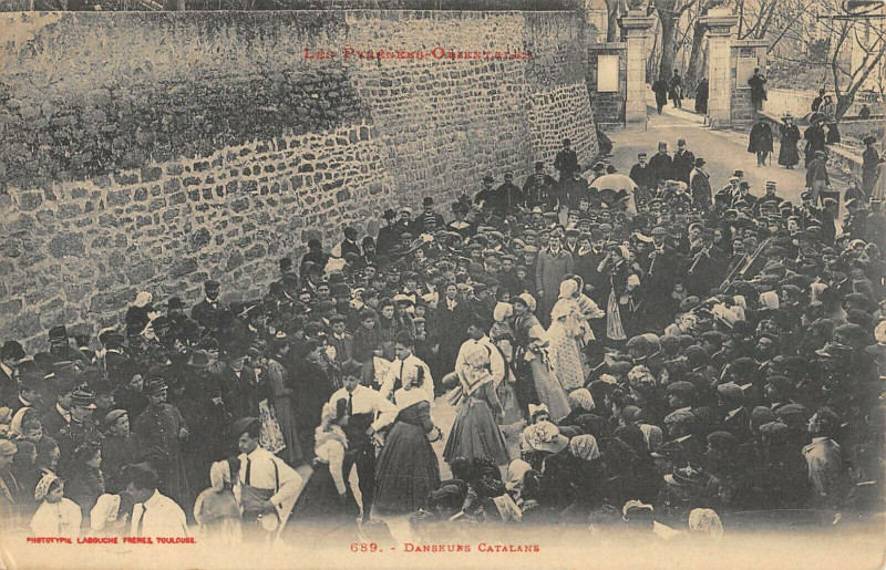 Carte postale ancienne Pyrenees Orientales Danseurs Catalans à Py