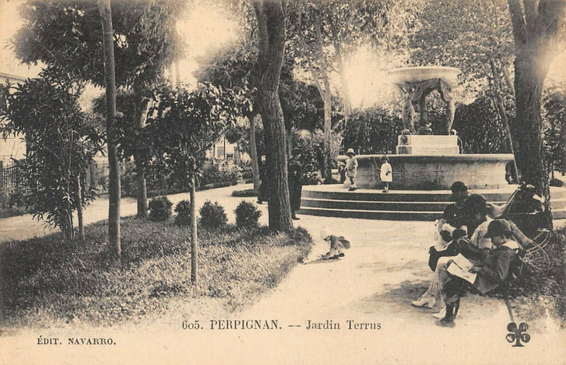 Carte postale ancienne Perpignan Jardin Terrus à Err