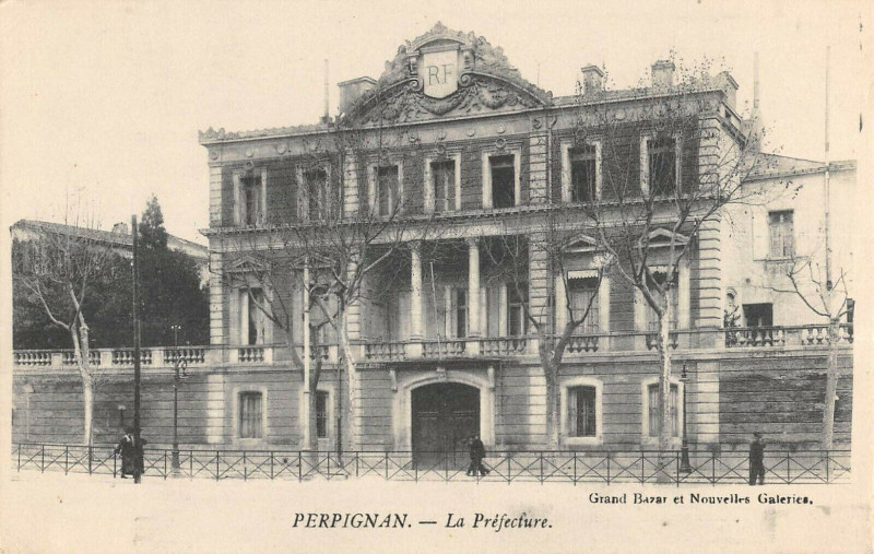 Carte postale ancienne Perpignan Laprefecture à Perpignan