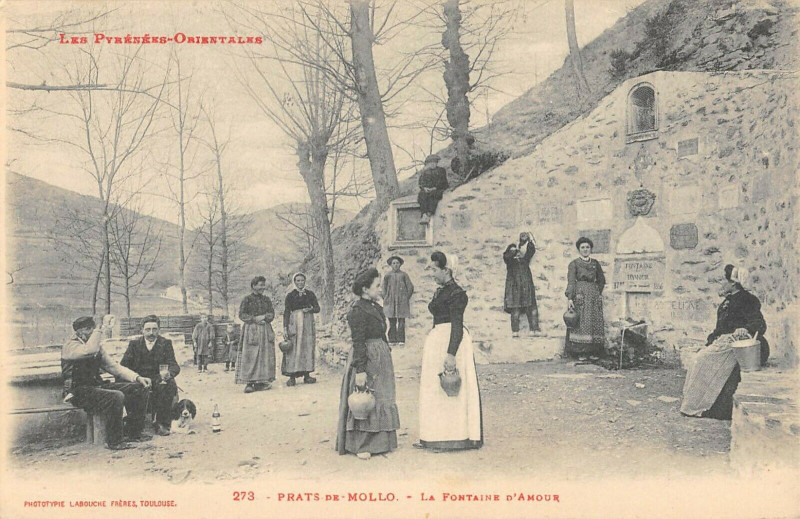 Carte postale ancienne Prats De Mollo La Fontaine D'Amour à Llo
