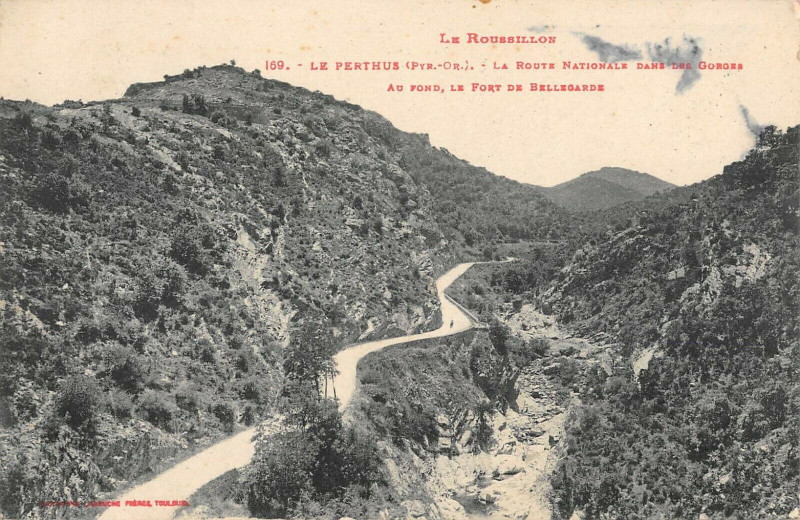 Carte postale ancienne Le Perthus La Route Nationale Dans Les Gorges au Perthus
