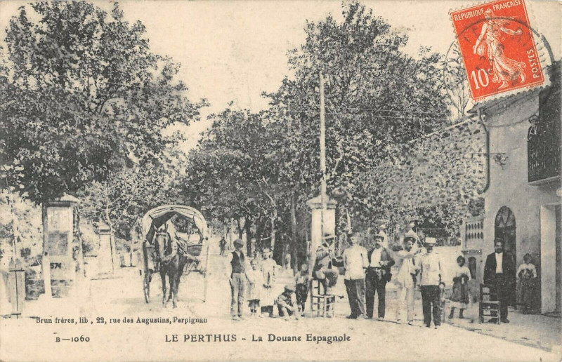 Carte postale ancienne Le Perthus La Douane Espagnole au Perthus