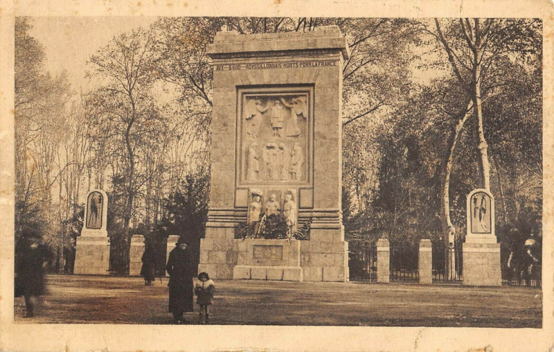 Carte postale ancienne Perpignan Monument Aux Morts à Perpignan