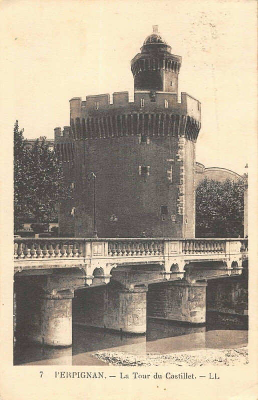 Carte postale ancienne Perpignan La Tour Du Castillet à Perpignan
