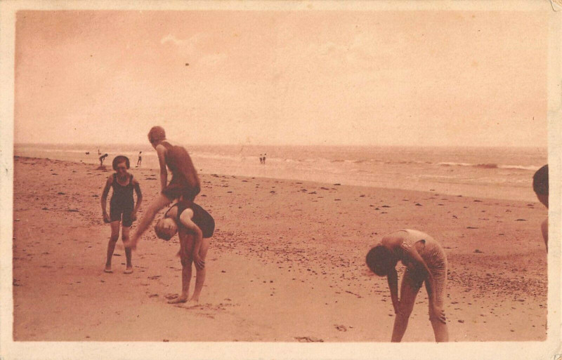 Carte postale ancienne Ile De Re Etude Sur La Plage Du Bois à Bois