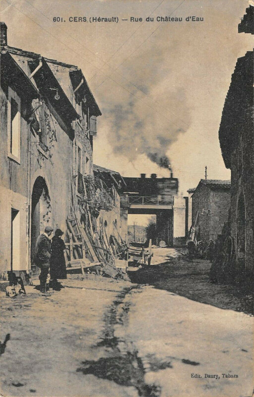 Carte postale ancienne Cers Rue Du Chateau D'Eau (cliché rare avec le Train à Cers
