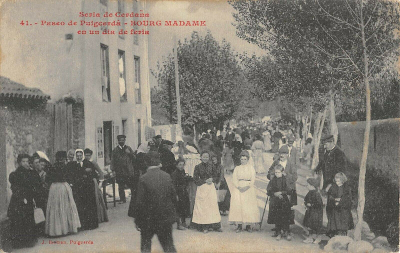 Carte postale ancienne Paseo De Puigcerda Bourg Madame En Un Dia De Feria à Bourg-Madame