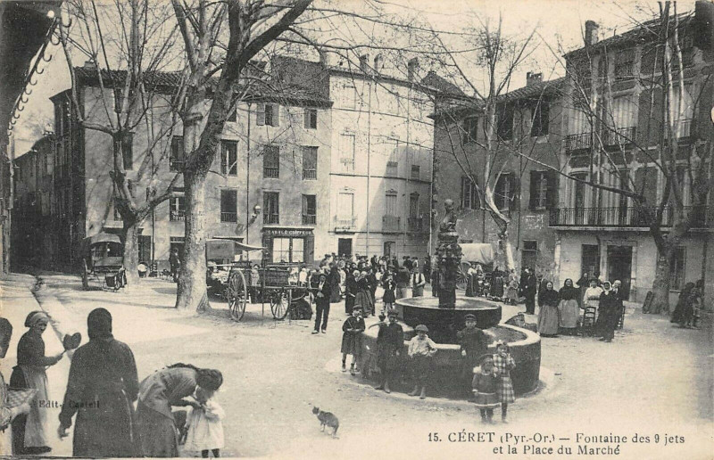 Carte postale ancienne Ceret Fontaine Des 9 Jets Et La Place Du Marche