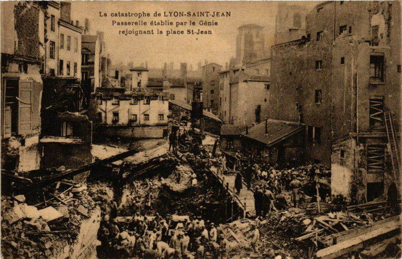 Carte postale ancienne La Catastrophe de Lyon Saint-Jean - Passerelle etablie par le Genio à Lyon