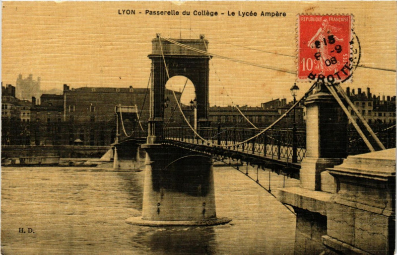 Carte postale ancienne Lyon - Passerelle du College - Le Lycée Ampere à Lyon