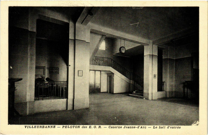 Carte postale ancienne Villeurbanne - Peloton - Caserne Jeanne d'Arc à Villeurbanne