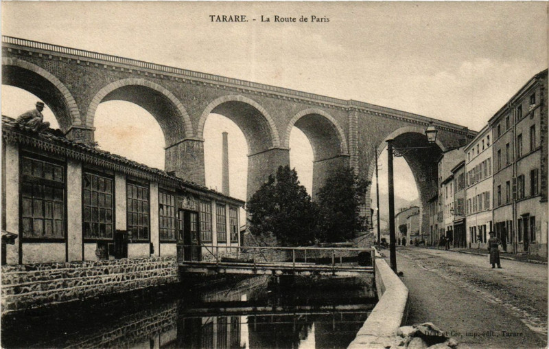 Carte postale ancienne Tarare - Le Route de Paris à Tarare