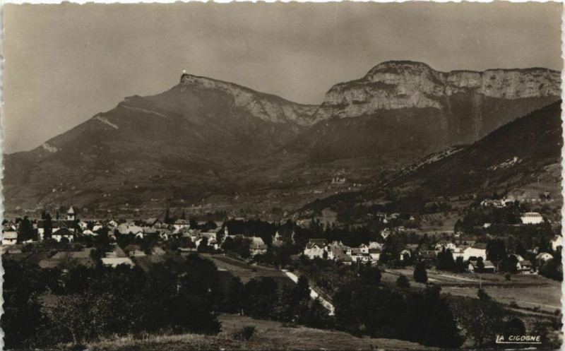 Carte postale ancienne Challes-les-Eaux Vue Generale et le Nivolet à Challes-les-Eaux
