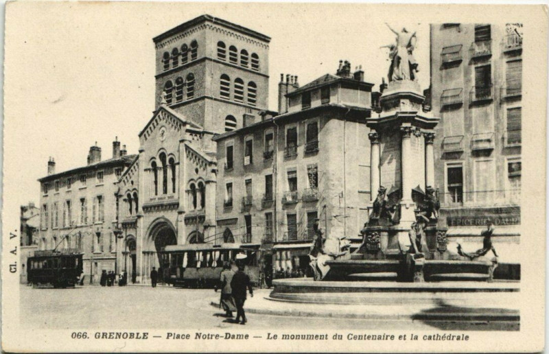 Carte postale ancienne Grenoble Place N.-D. Le monument du Centenaire à Grenoble