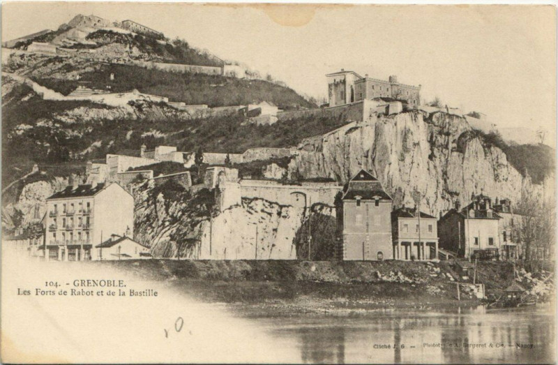 Carte postale ancienne Grenoble Les Forts de Rabot et de la Bastille à Grenoble