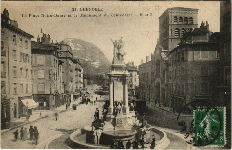 Carte postale ancienne Grenoble La Place N.-D. et le Monument du Centenaire à Grenoble