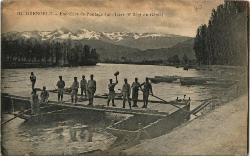 Carte postale ancienne Grenoble Exercices de Pontage sur l'Isere à Grenoble
