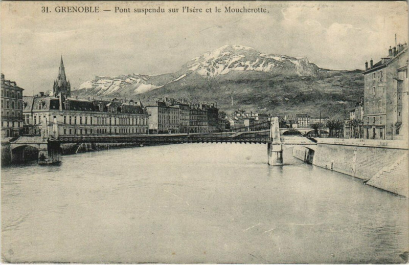 Carte postale ancienne Grenoble Pont suspendu sur l'Isere et le Moucherotte à Grenoble