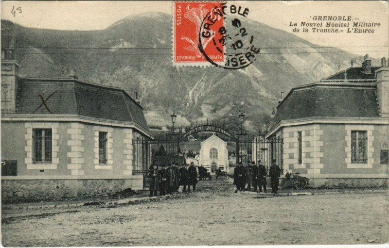 Carte postale ancienne Grenoble Le Nouvel Hopital Militaire de la Tronche L'Entrée à Grenoble