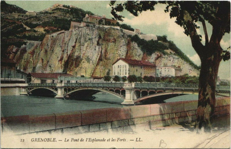 Carte postale ancienne Grenoble Le Pont de l'Esplanade et les Forts à Grenoble