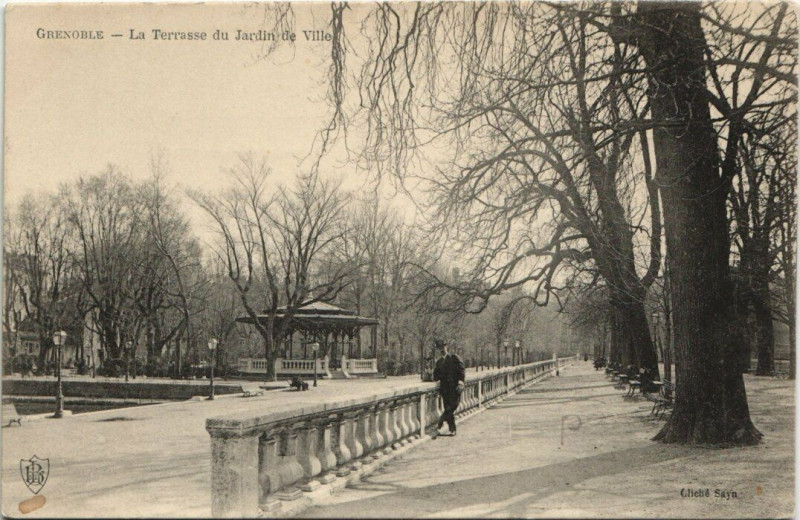 Carte postale ancienne Grenoble La Terrasse du Jardin de Ville à Grenoble