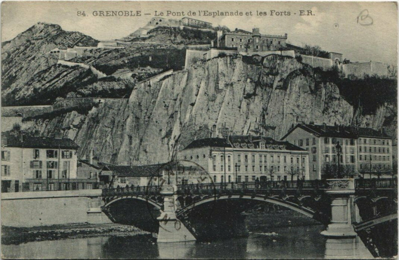Carte postale ancienne Grenoble Le Pont de l'Esplanade et les Forts à Grenoble