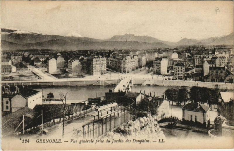 Carte postale ancienne Grenoble Vue générale prise du Jardin des Dauphins à Grenoble